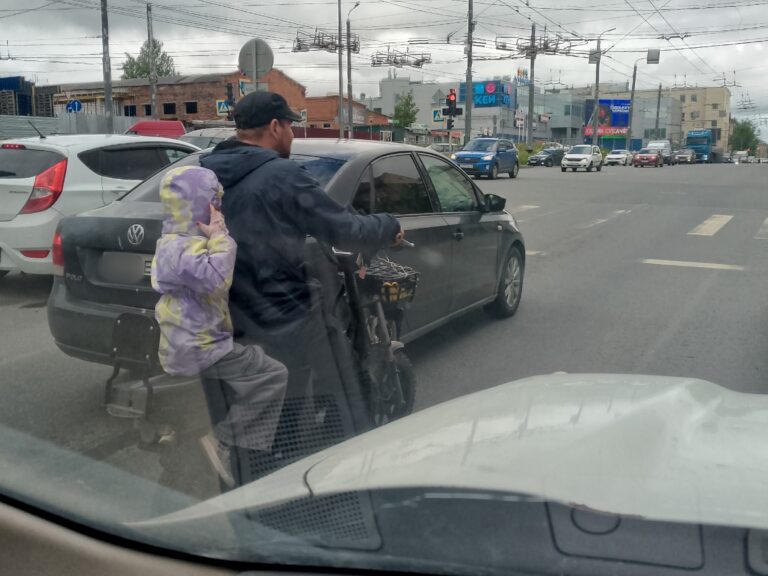 Мужчину с ребенком на электровелосипеде разыскивает полиция Петрозаводска