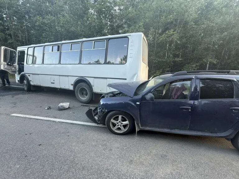 Появились фотографии после аварии с автобусом в Карелии