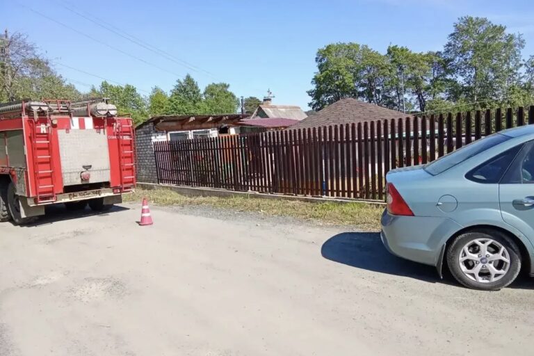 Автомобиль въехал в газовый стояк в Петрозаводске