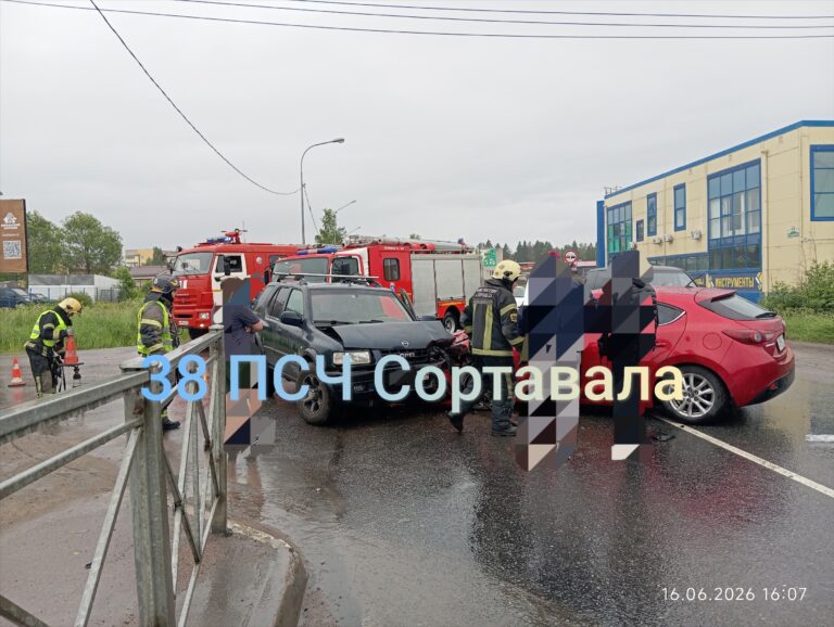 Фото массовой аварии опубликовали спасатели Карелии