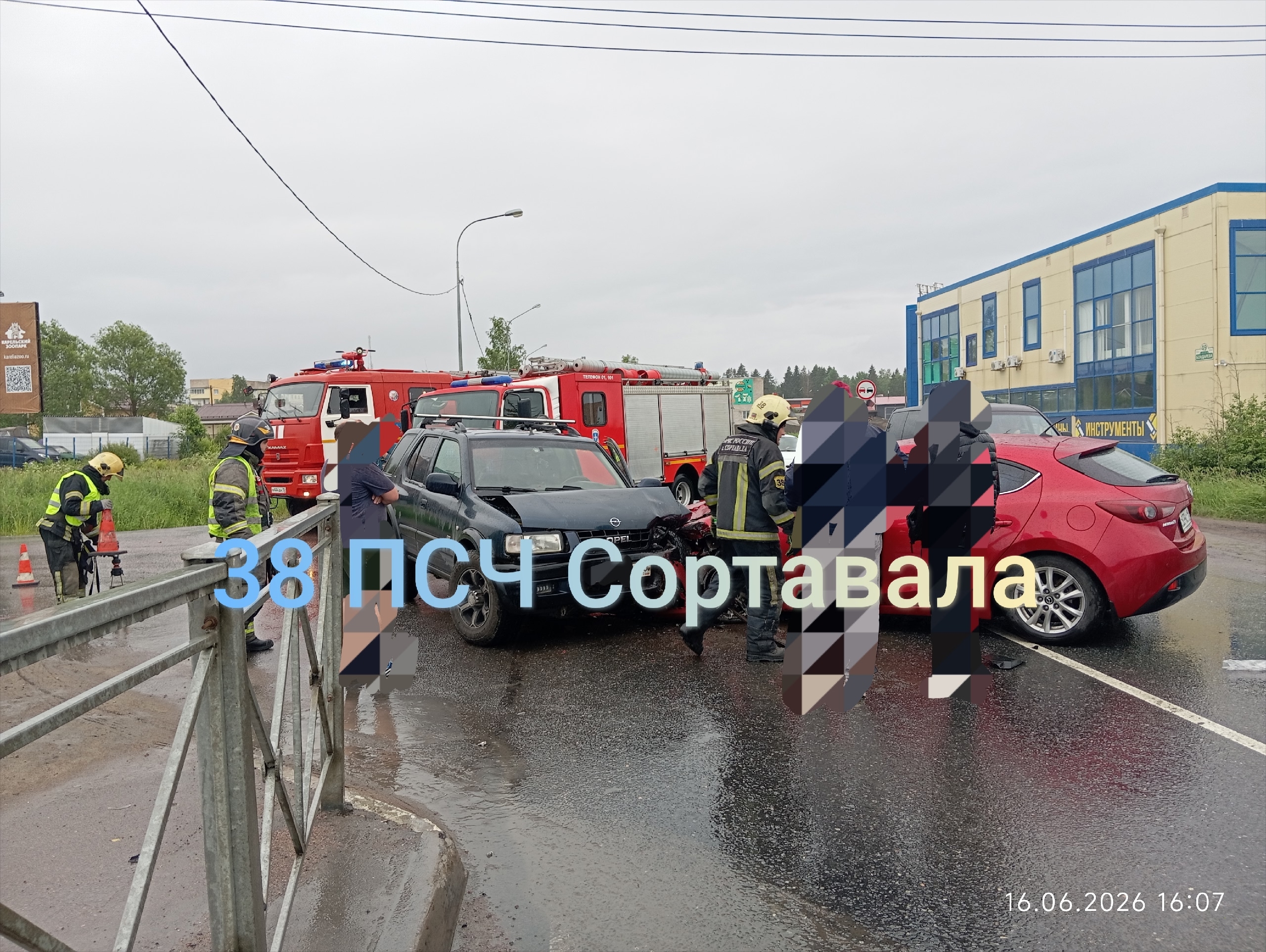 Фото массовой аварии опубликовали спасатели Карелии