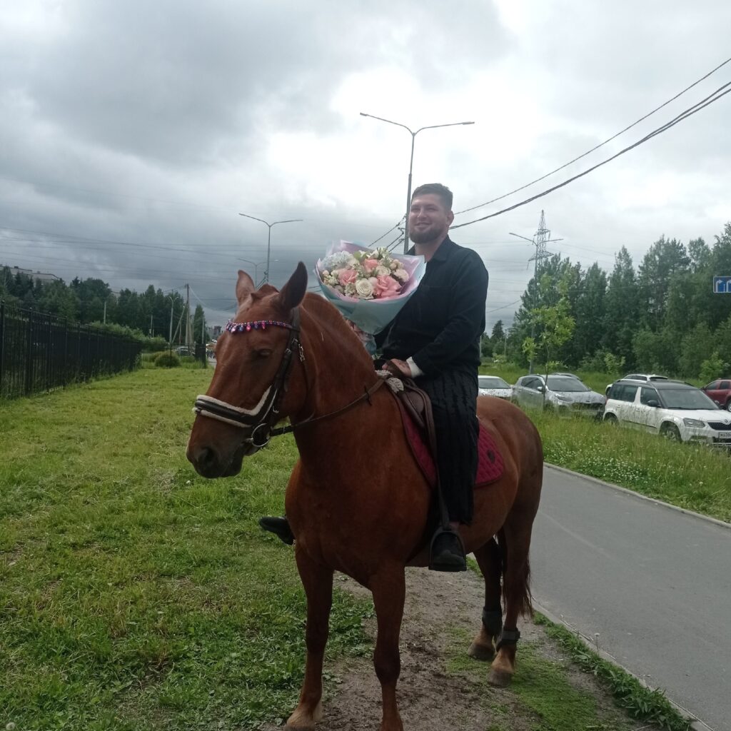 В Петрозаводске молодой отец приехал за двойней на коне