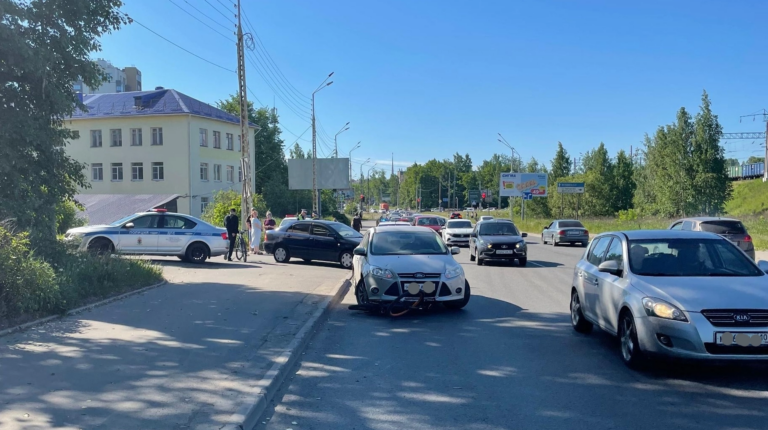 Автомобиль сбил мужчину на электровелосипеде в Петрозаводске