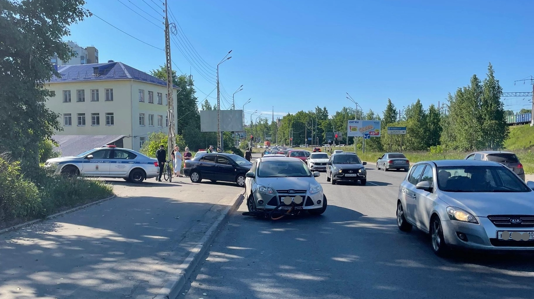 Автомобиль сбил мужчину на электровелосипеде в Петрозаводске