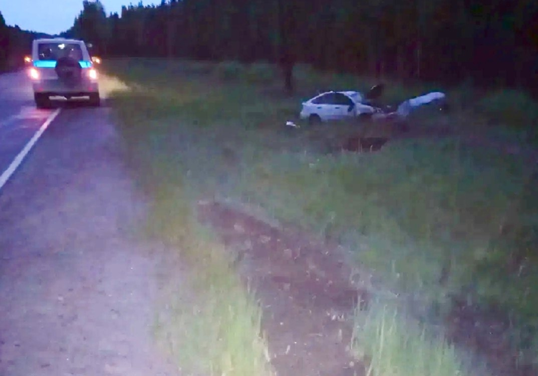 Автомобиль с прицепом перевернулся на трассе в Карелии