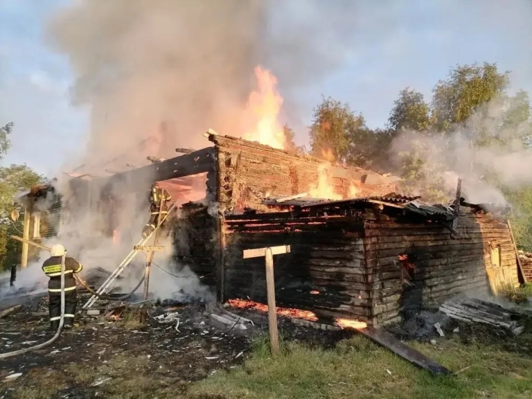 Жилой дом сгорел вчера в Олонецком районе