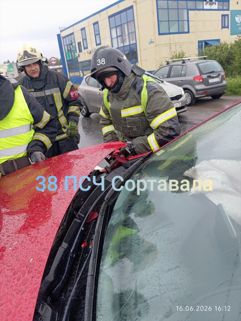 Фото массовой аварии опубликовали спасатели Карелии