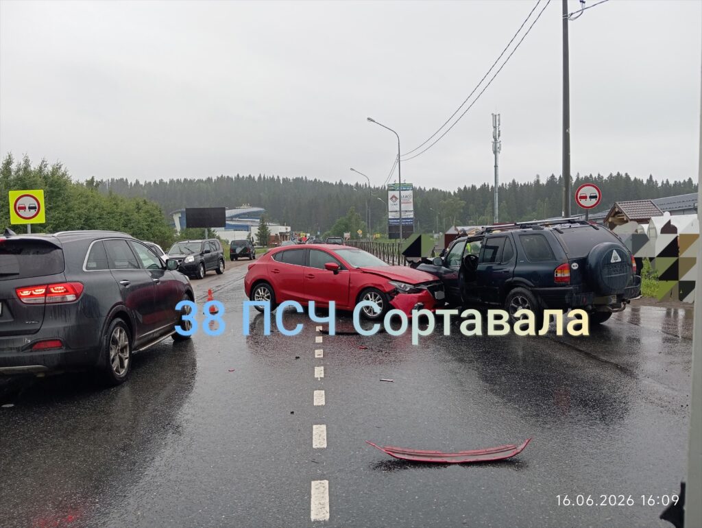 Фото массовой аварии опубликовали спасатели Карелии