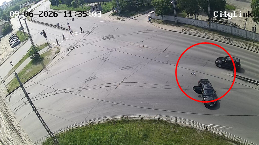 Ребенок выпал из машины на перекрестке в Петрозаводске