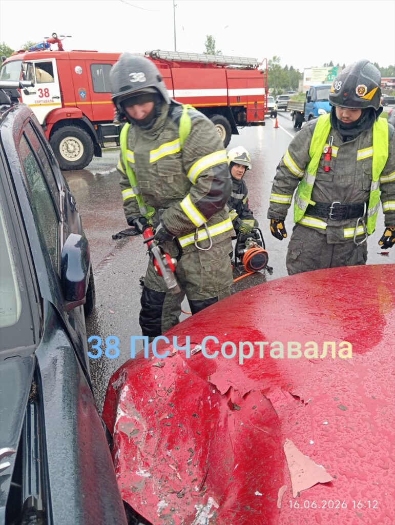 Фото массовой аварии опубликовали спасатели Карелии
