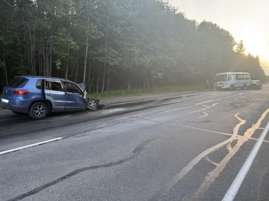 Появились фотографии после аварии с автобусом в Карелии