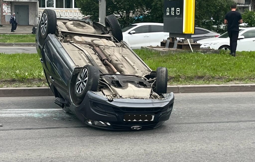 Автомобиль перевернулся на крышу в Петрозаводске