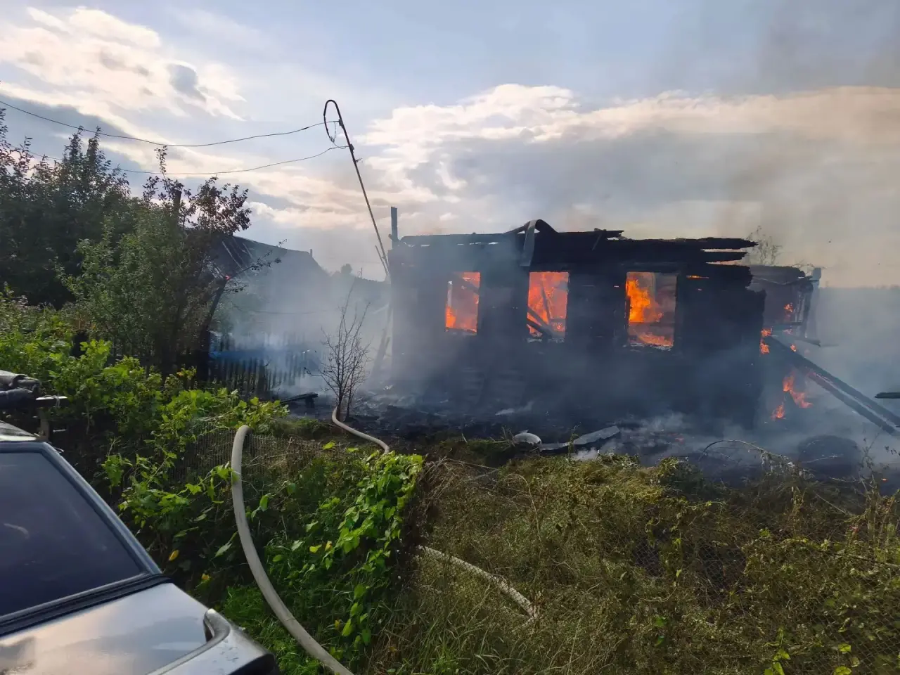 Пожар чуть не уничтожил два дома в Карелии