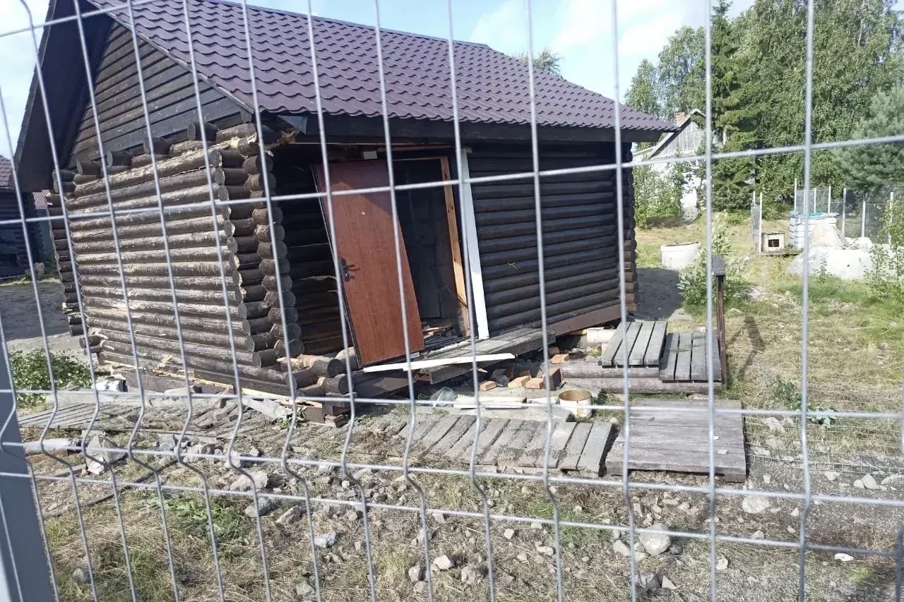 Грузовик врезался в дом в Карелии