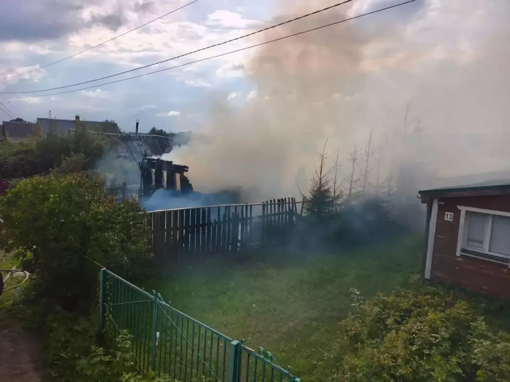 Пожар чуть не уничтожил два дома в Карелии