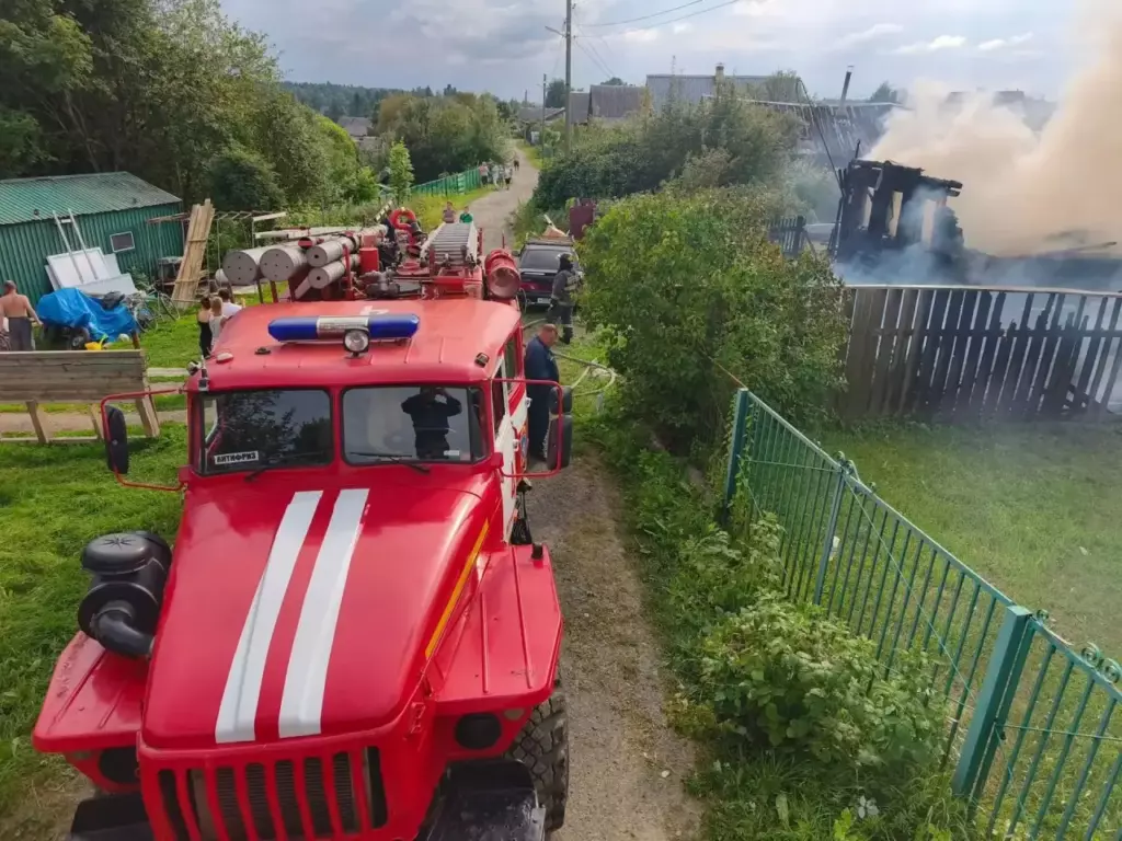 Пожар чуть не уничтожил два дома в Карелии