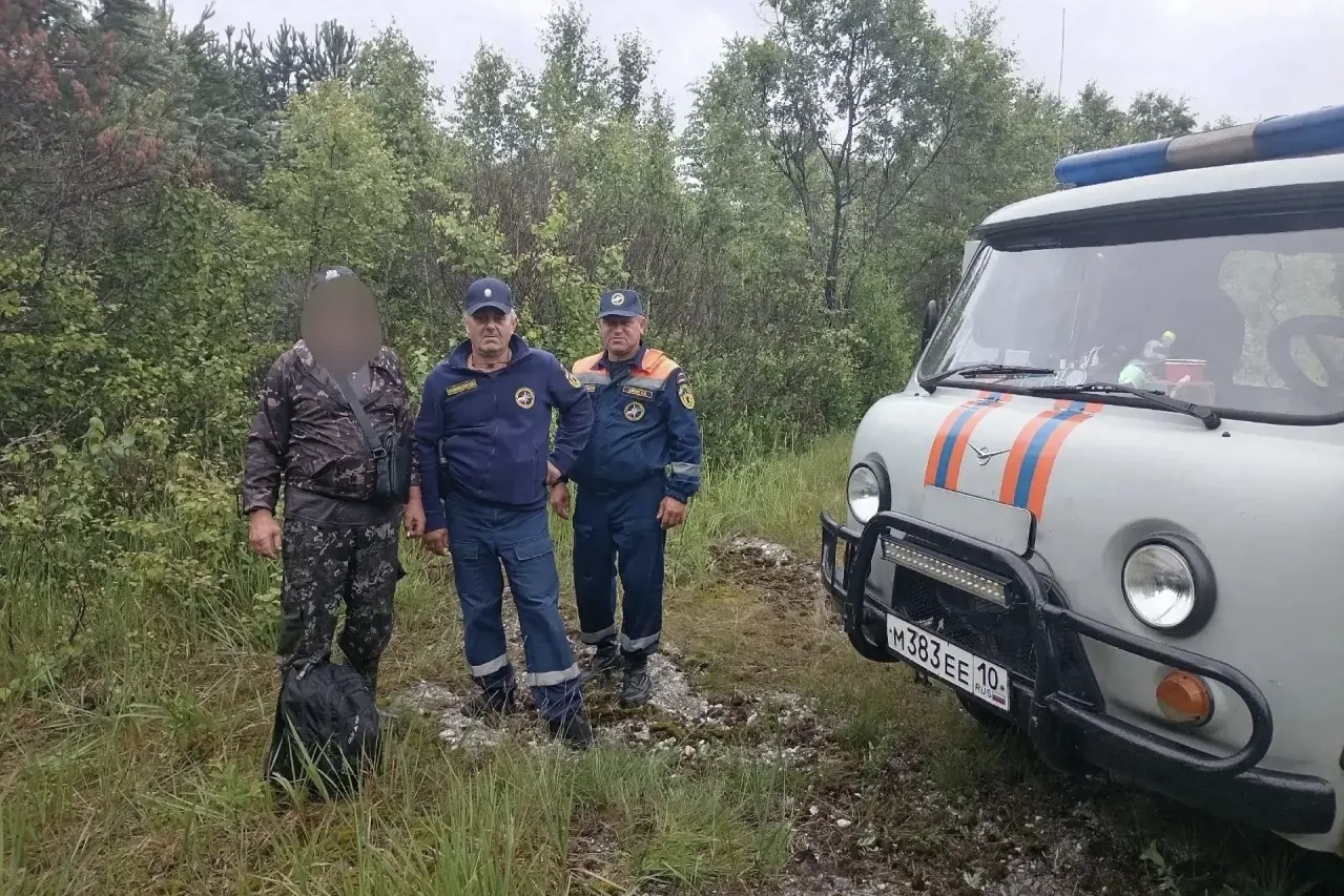 Заблудившегося мужчину вывели из леса спасатели Карелии