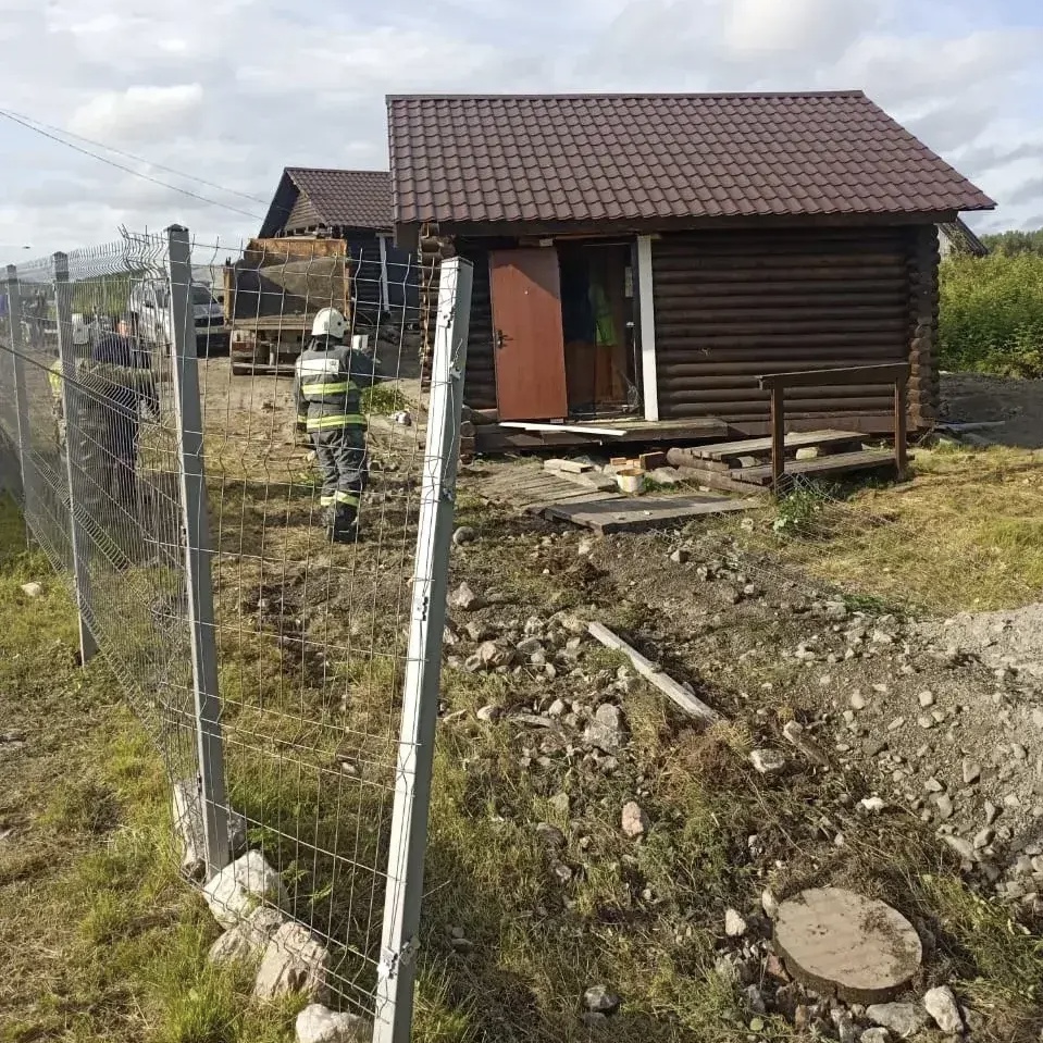 Грузовик врезался в дом в Карелии