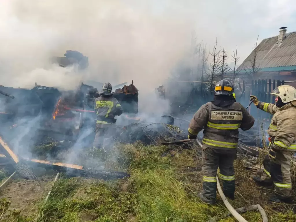 Пожар чуть не уничтожил два дома в Карелии