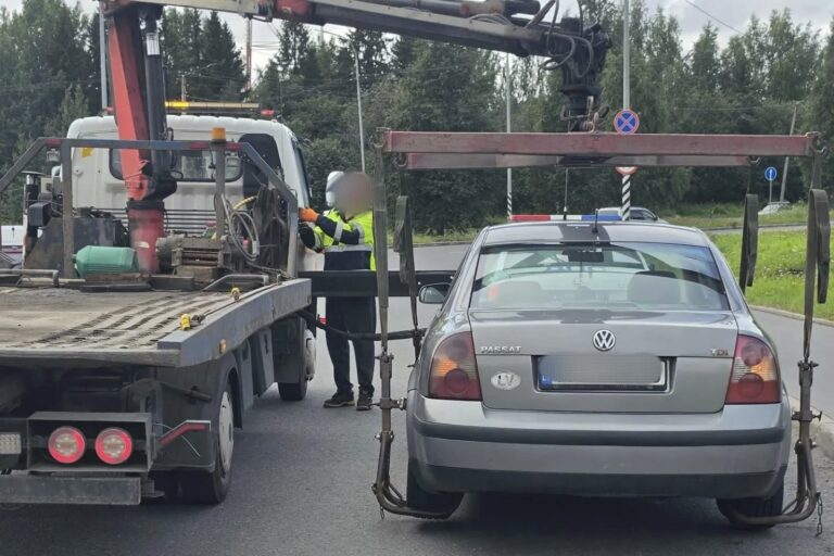 В Петрозаводске водители не пропустили пешеходов и отправились на штрафстоянку