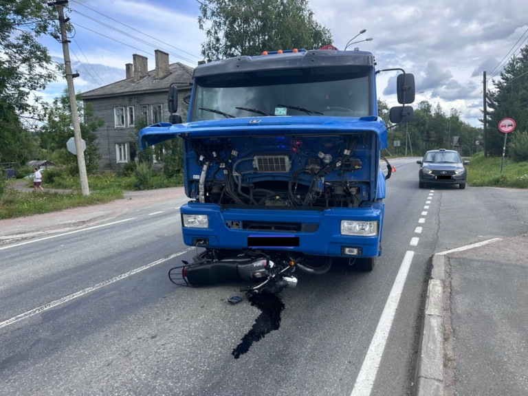 Водитель мопеда попал под КАМАЗ в Карелии