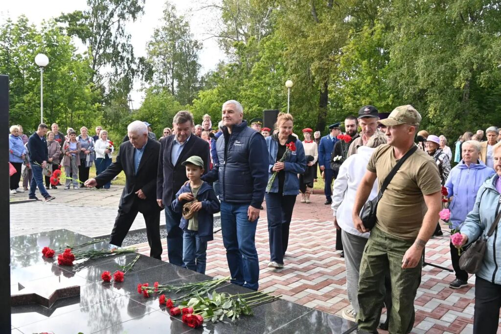 Артур Парфенчиков вместе с ветеранами и семьями бойцов открыл памятник героям СВО в парке имени Андрея Пашкова в Беломорске