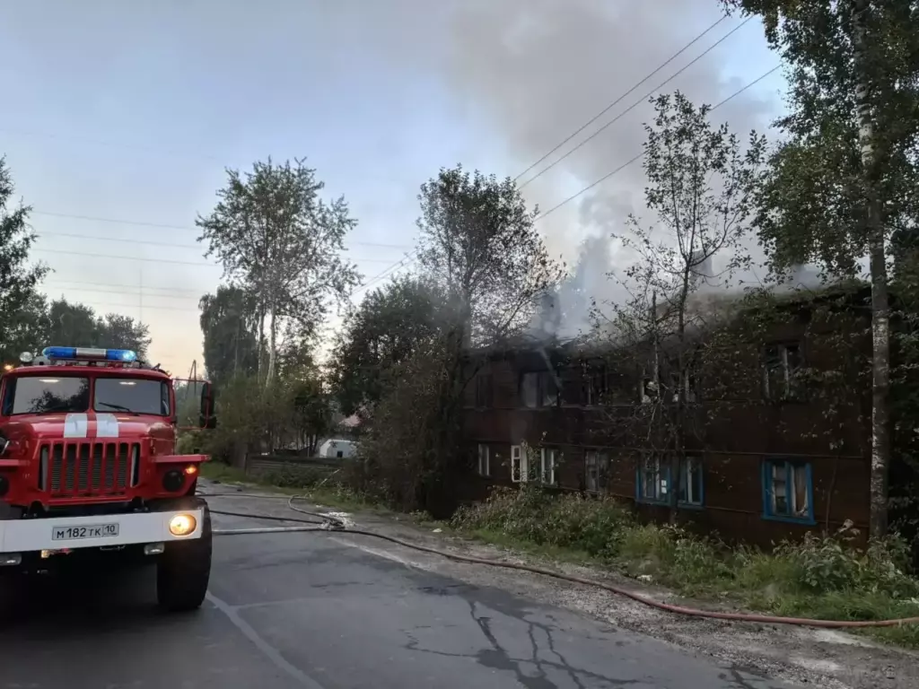 Огонь охватил заброшенный дом в Карелии