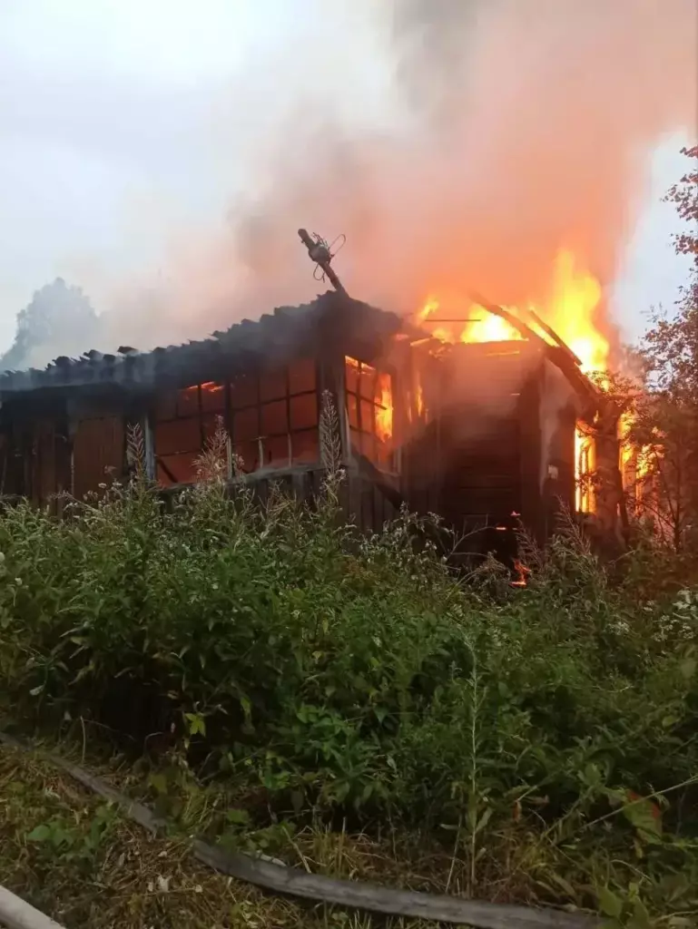 Нежилой дом загорелся на юге Карелии