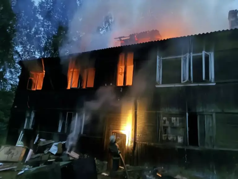 Огонь охватил заброшенный дом в Карелии