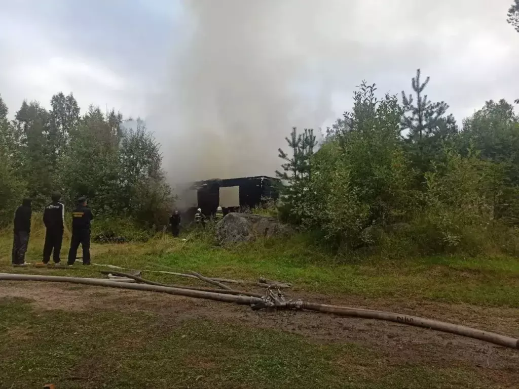 Нежилой дом загорелся на юге Карелии