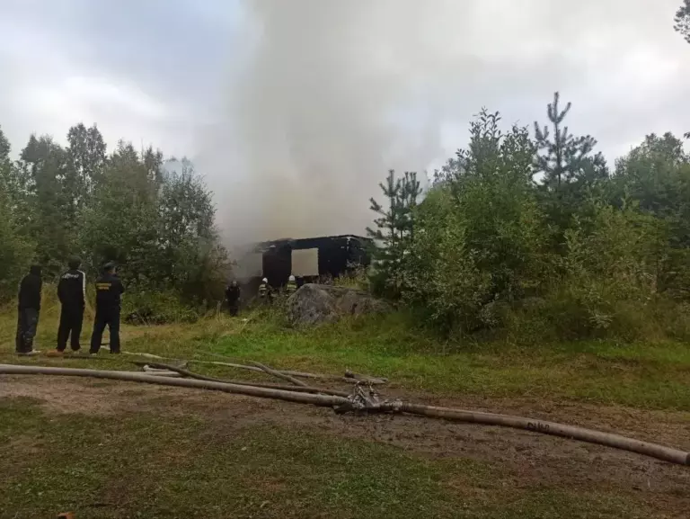 Нежилой дом загорелся на юге Карелии