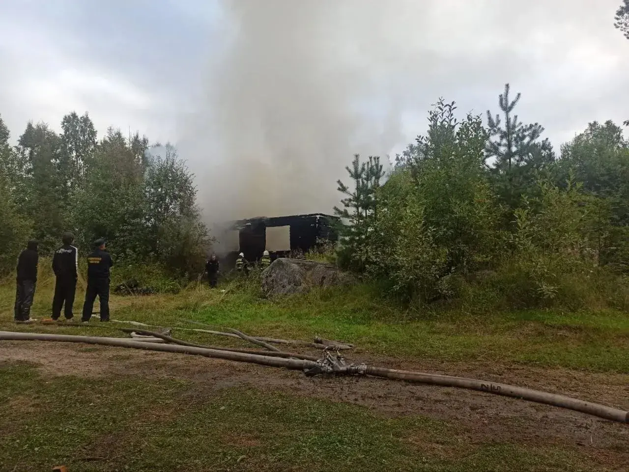 Нежилой дом загорелся на юге Карелии