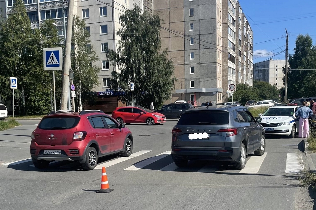 Автомобиль и электровелосипед столкнулись в Петрозаводске