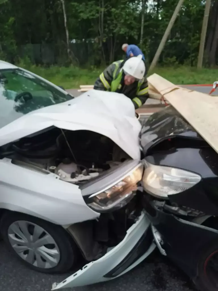 Три человека пострадали в лобовой аварии в Карелии