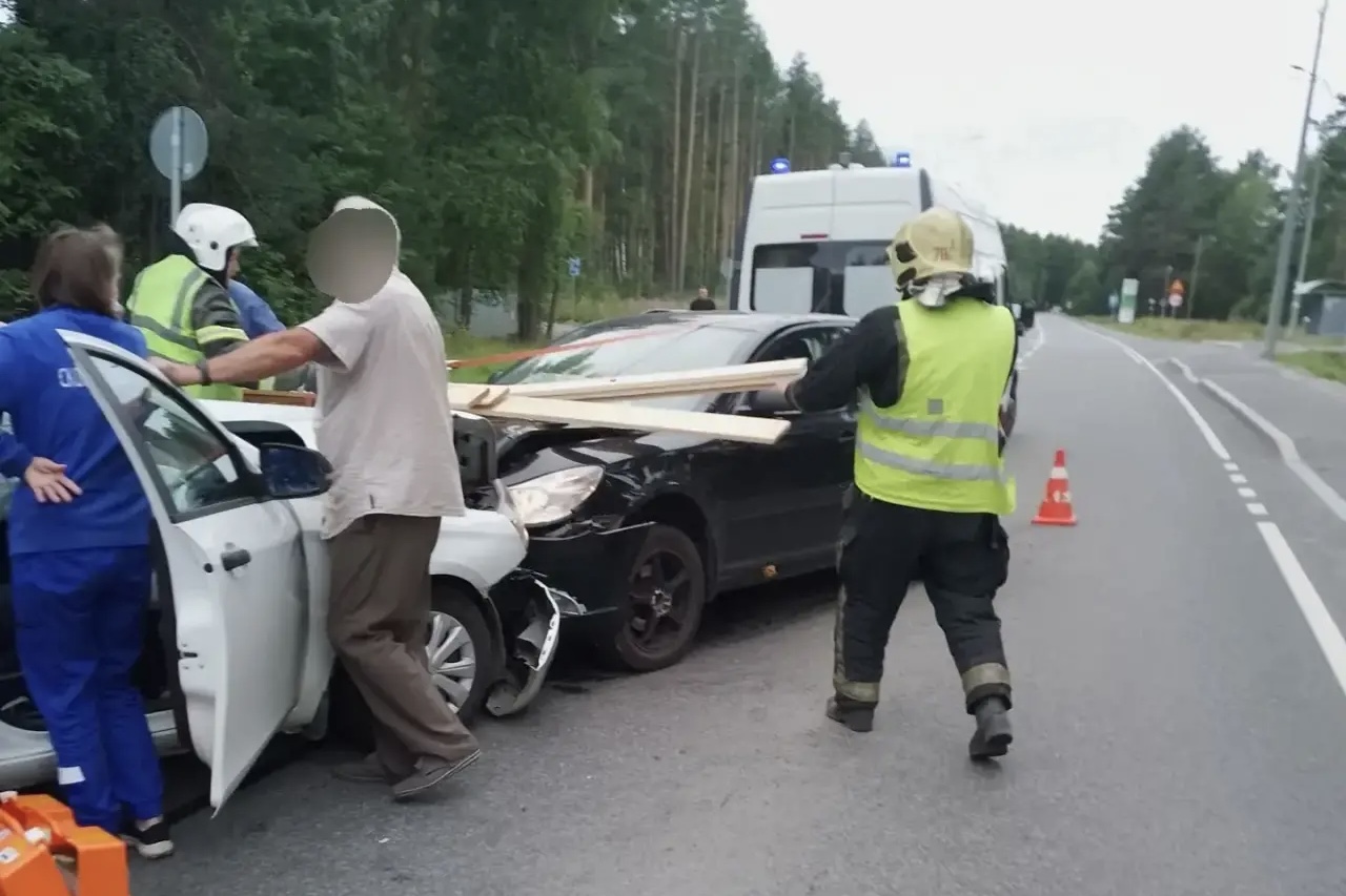 Три человека пострадали в лобовой аварии в Карелии