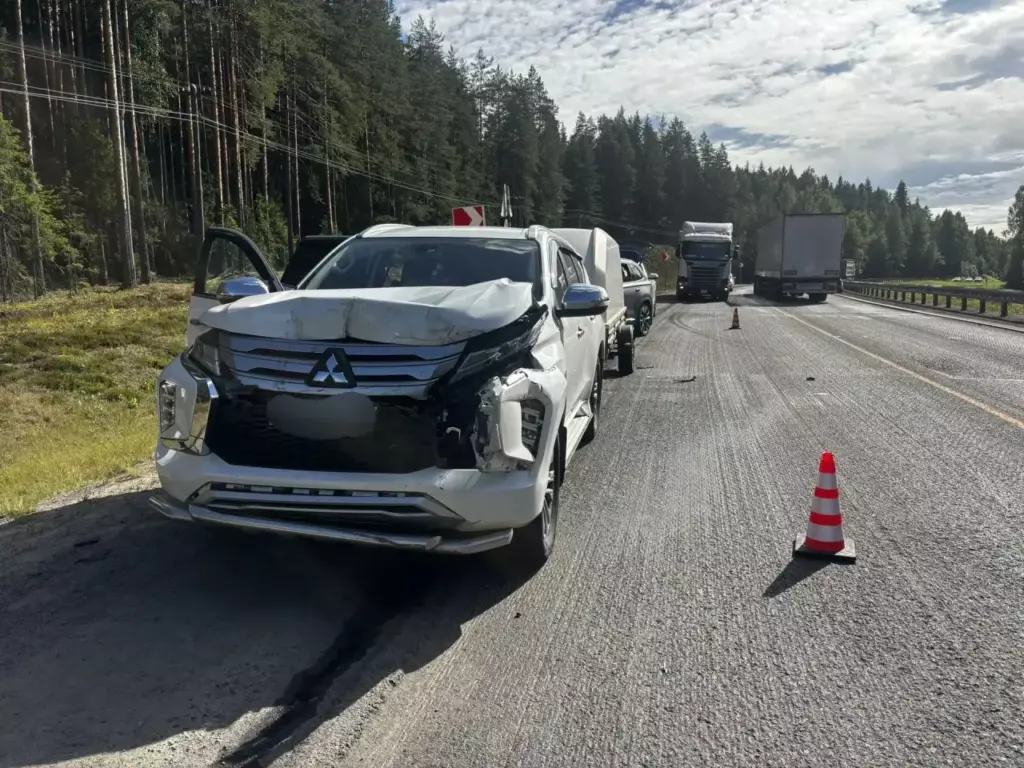Три автомобиля столкнулись на трассе в Карелии
