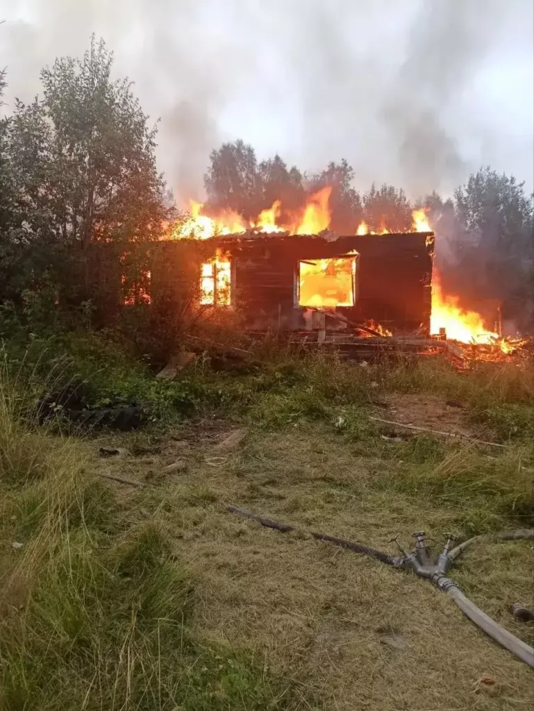 Нежилой дом загорелся на юге Карелии