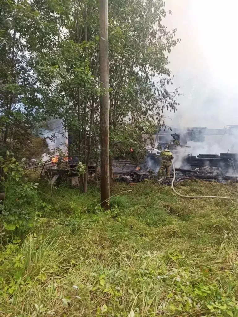 Нежилой дом загорелся на юге Карелии