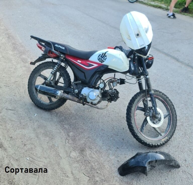 Школьник пострадал в аварии с мопедом в Карелии