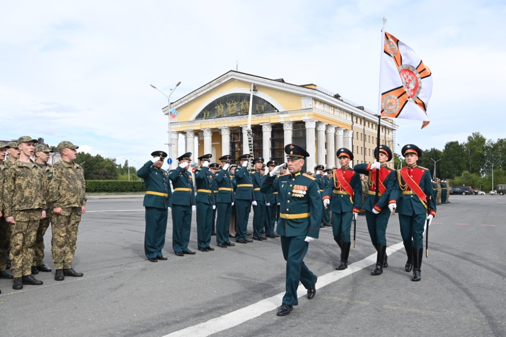 Боевое знамя вручили железнодорожной бригаде Ленинградского военного округа в Карелии