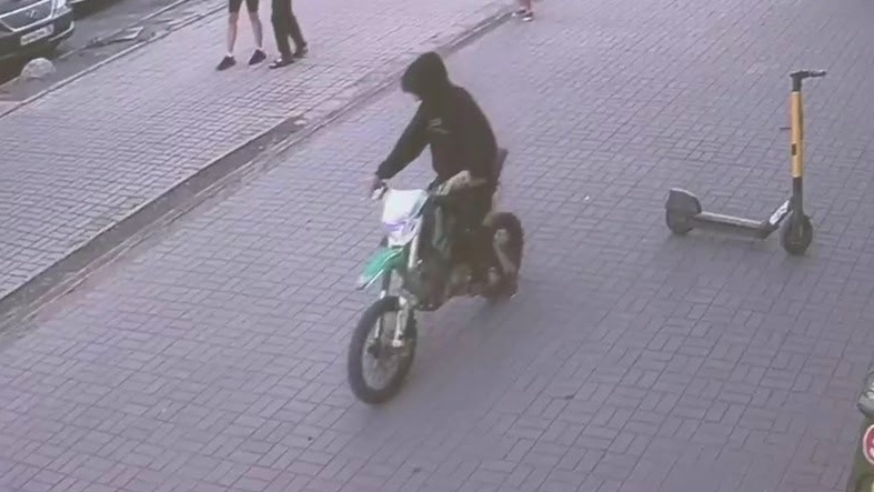 Водителя, сбившего ребенка на тротуаре, разыскивает полиция Петрозаводска