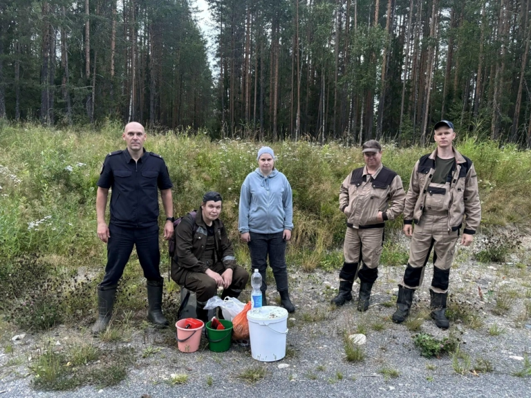 В Карелии полицейский вывел из леса заблудившихся супругов
