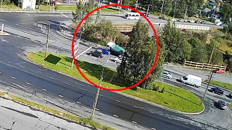 Cамосвал снес несколько метров ограждения в Петрозаводске