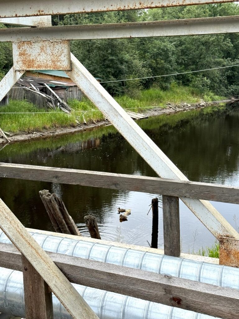 Строительство пешеходного моста в Хелюля полностью завершено