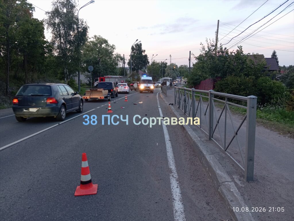 Мотоцикл загорелся после аварии в Карелии