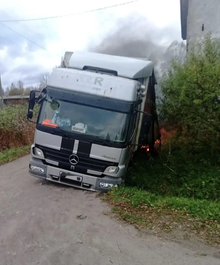 В Карелии грузовик провалился на мосту и загорелся