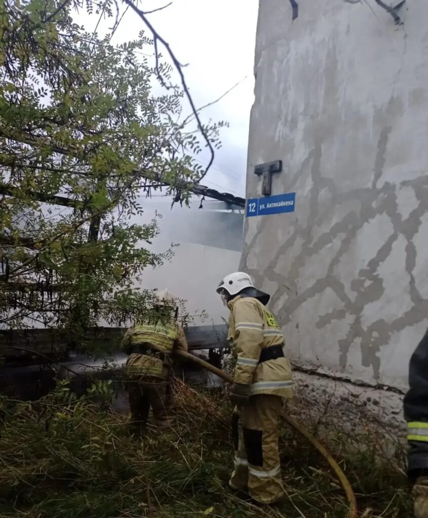 В Карелии грузовик провалился на мосту и загорелся