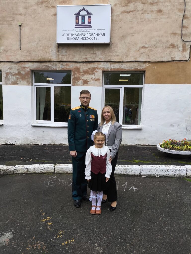 В Карелии ветеран СВО отвел дочь погибшего бойца в первый класс