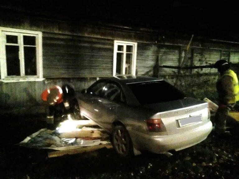 Машина врезалась в жилой дом в Карелии