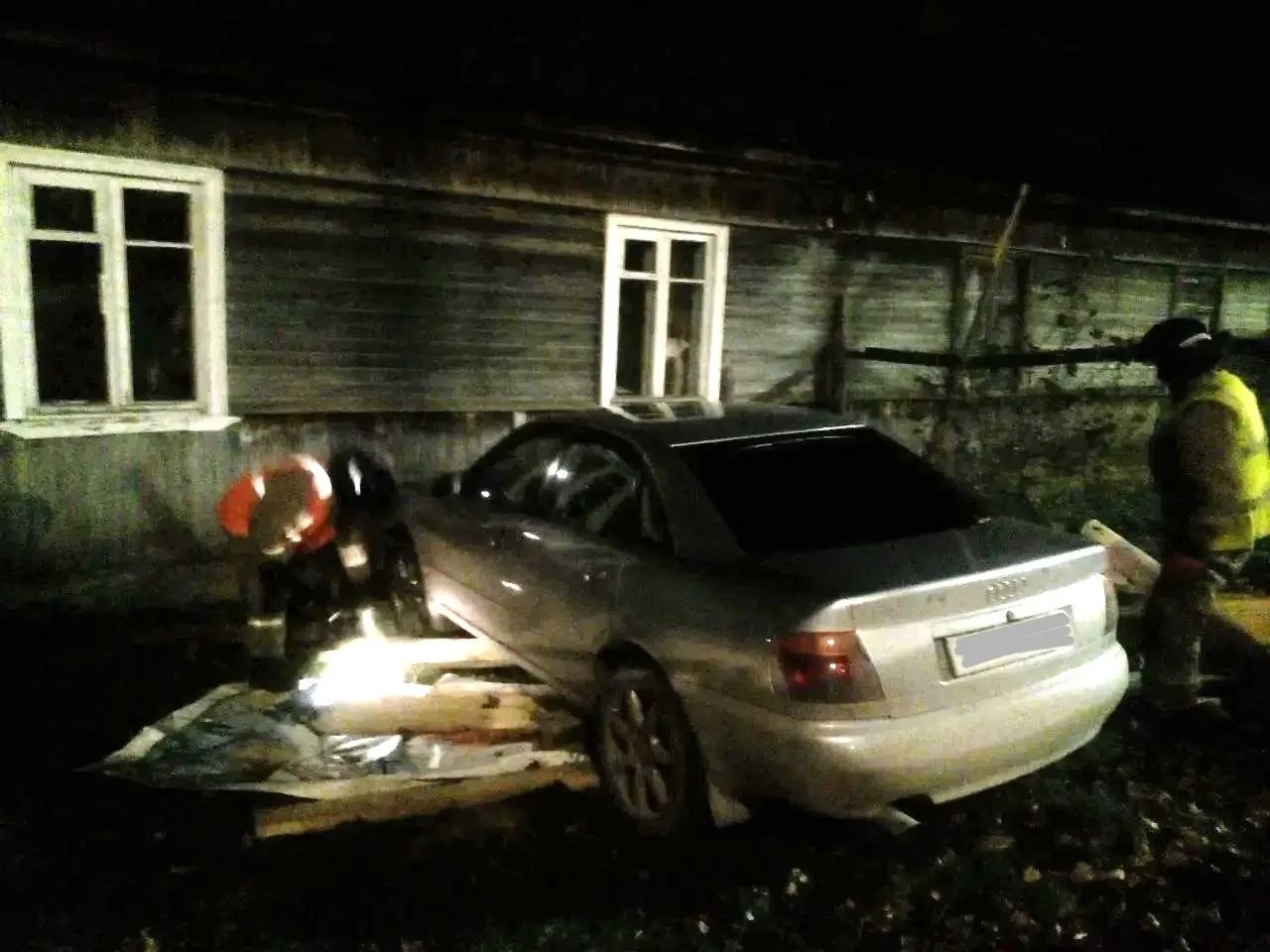 Машина врезалась в жилой дом в Карелии